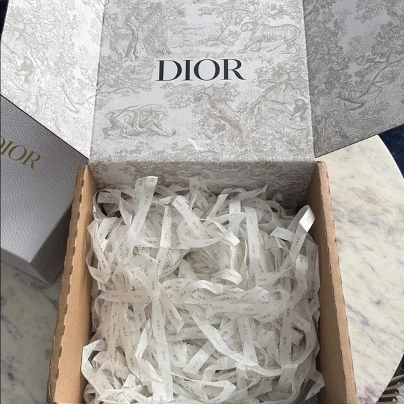 Dior // White and Gold Gift Box - Picture 5 of 5